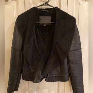 Women’s GUESS leather jacket with a suede finish. Fur detailing.